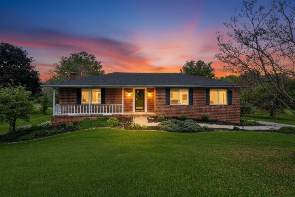 Image 3 of property listing at 308 AVALON LN, Westminster, MD 21158