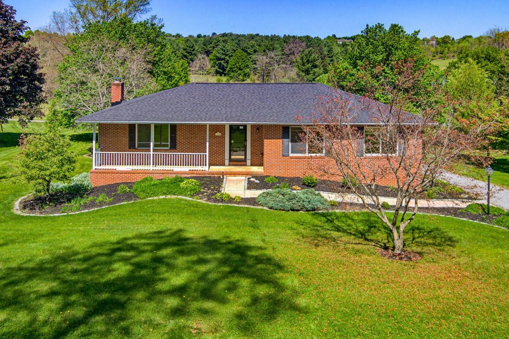 Image 4 of property listing at 308 AVALON LN, Westminster, MD 21158