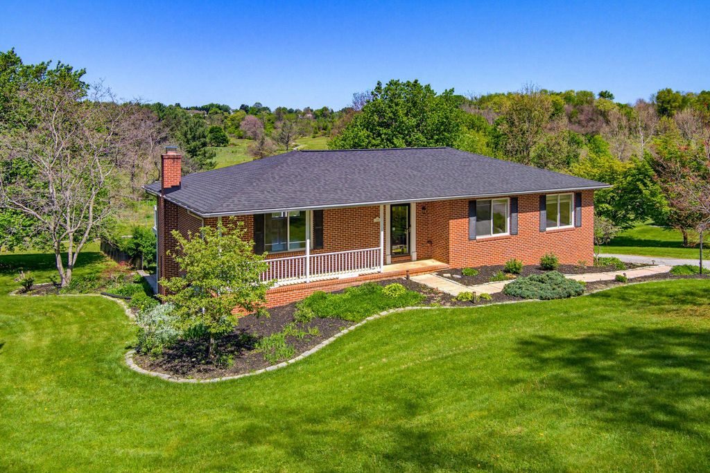 Image 5 of property listing at 308 AVALON LN, Westminster, MD 21158