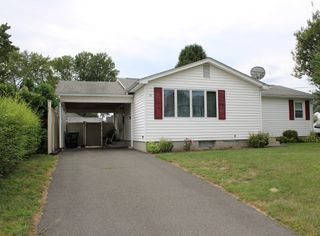 13 Narragansett Blvd, Chicopee, MA 01013