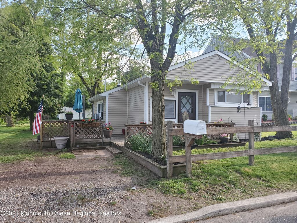 16 Leocadia Court, Hazlet, NJ 07730