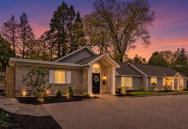 955 W Center Street, Douglas, MI 49406