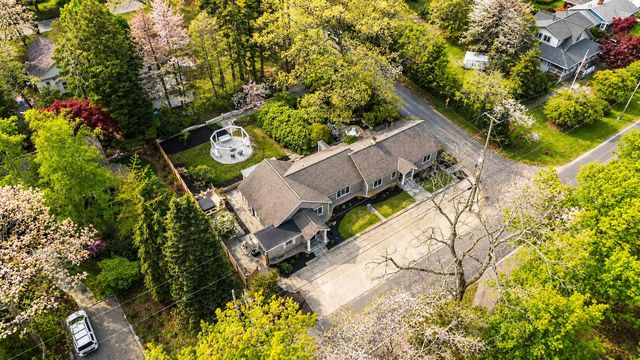 955 W Center Street, Douglas, MI 49406