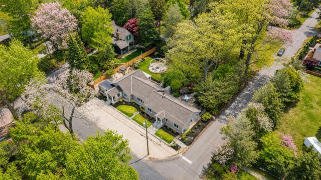 955 W Center Street, Douglas, MI 49406