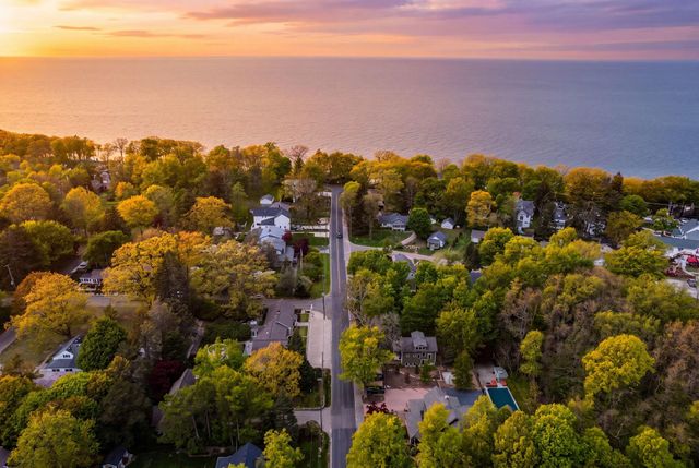 955 W Center Street, Douglas, MI 49406