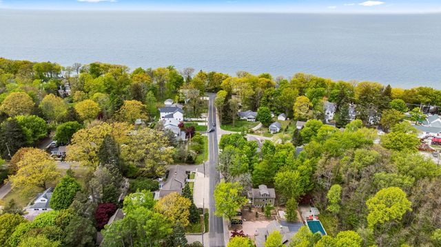 955 W Center Street, Douglas, MI 49406