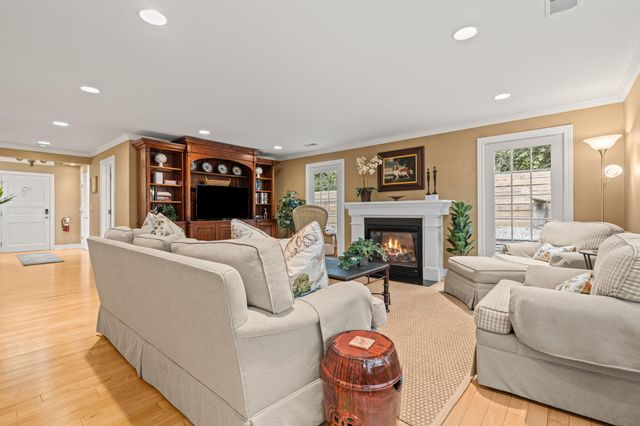 955 W Center Street, Douglas, MI 49406