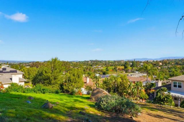 1921 Cresthaven Drive, Vista, CA 92084