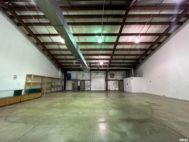 587 E 53RD Street, Davenport, IA 52807