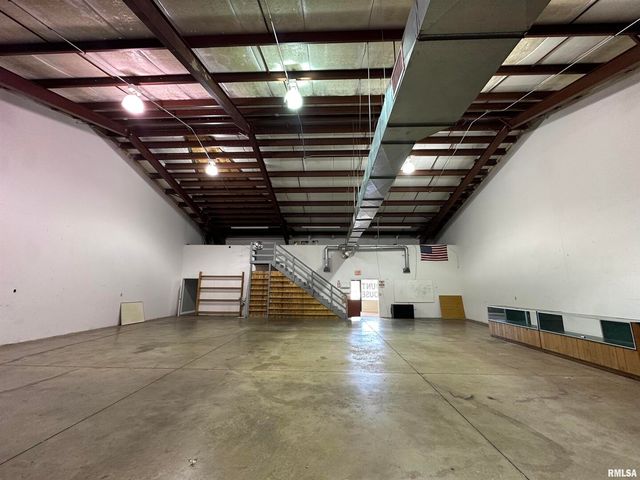 587 E 53RD Street, Davenport, IA 52807