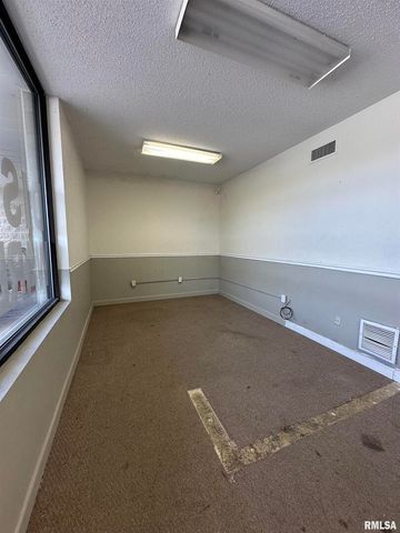 587 E 53RD Street, Davenport, IA 52807