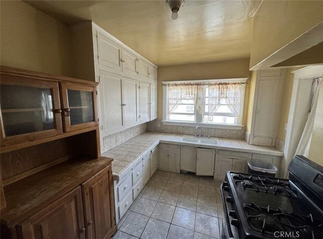 4305 San Pedro, Los Angeles, CA 90011