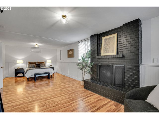 8325 Sw TERWILLIGER Blvd, Portland, OR 97219