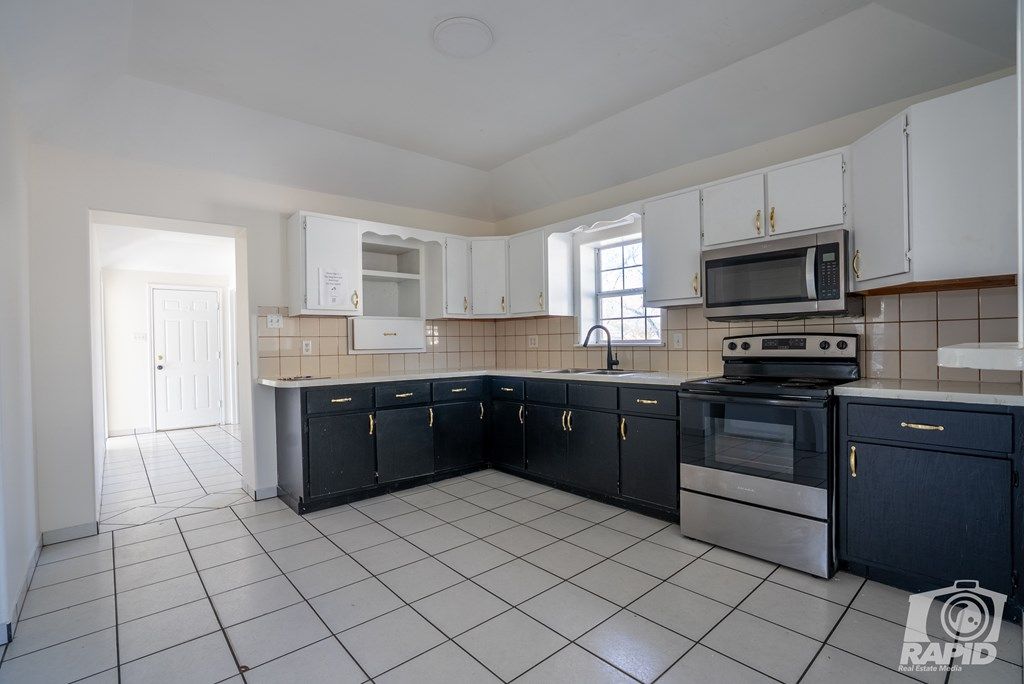 Image 13 of property listing at 1703 N Magdalen St, San Angelo, TX 76903