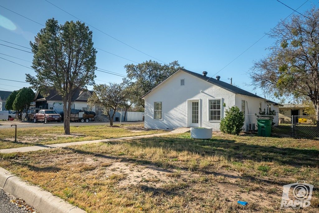 Image 3 of property listing at 1703 N Magdalen St, San Angelo, TX 76903