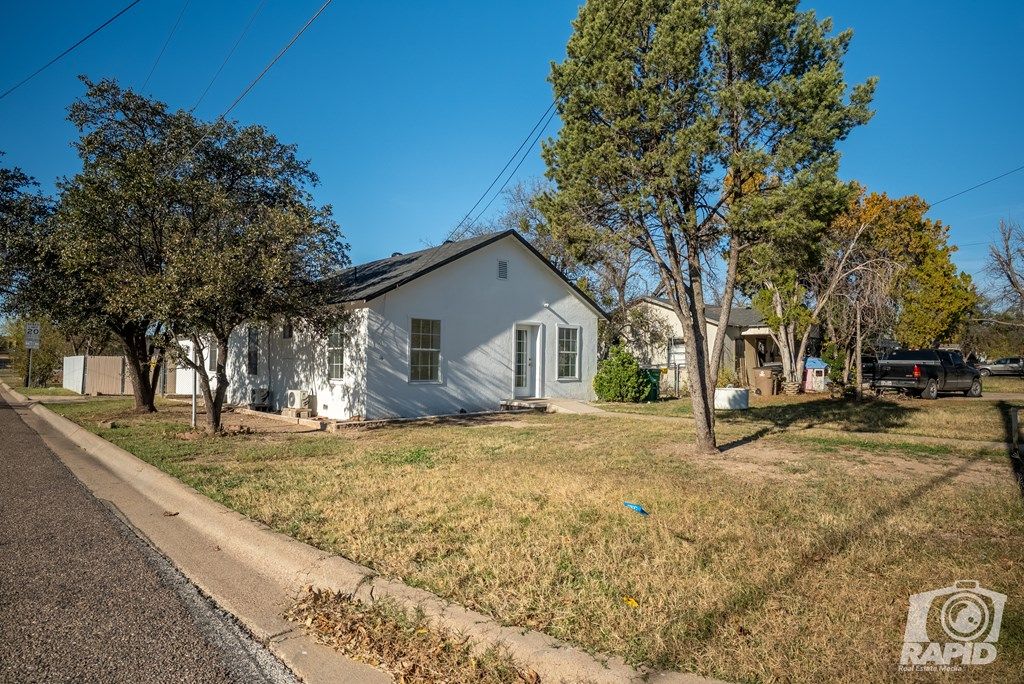 Image 4 of property listing at 1703 N Magdalen St, San Angelo, TX 76903