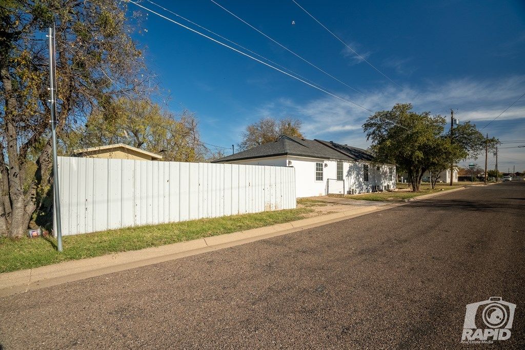 Image 5 of property listing at 1703 N Magdalen St, San Angelo, TX 76903