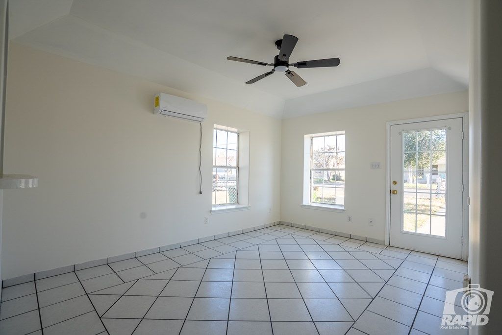 Image 7 of property listing at 1703 N Magdalen St, San Angelo, TX 76903