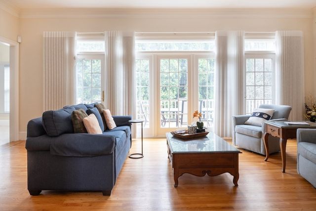 7 Burnham Rd, Lexington, MA 02420