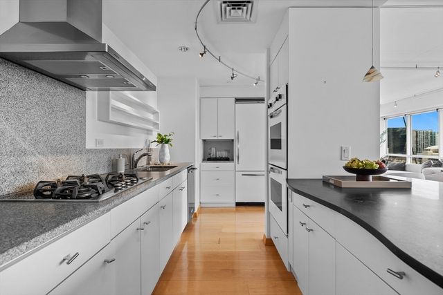 25 Channel Center St 1102, Boston, MA 02210