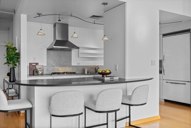 25 Channel Center St 1102, Boston, MA 02210