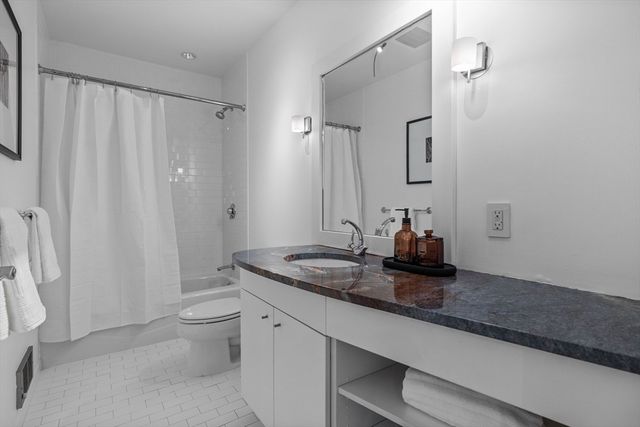 25 Channel Center St 1102, Boston, MA 02210