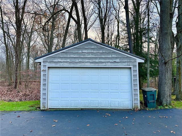 214 Raptor Cir, Neshannock Twp, PA 16105