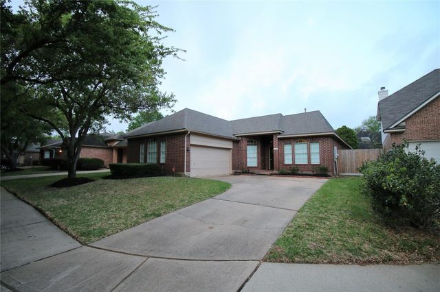 114 Chandler Ct, Sugar Land, TX 77479