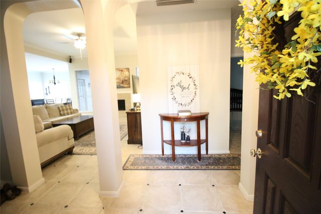 114 Chandler Ct, Sugar Land, TX 77479