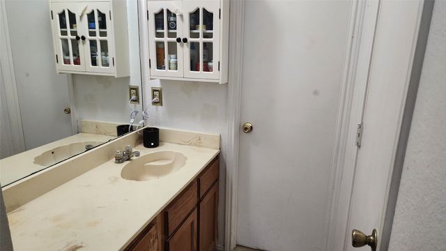 1718 Gentle Wind Drive, Arlington, TX 76018