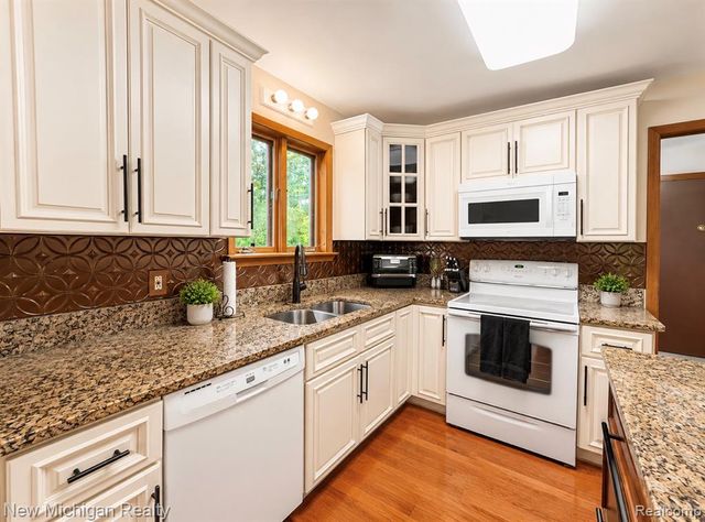 7156 River Road, Flushing, MI 48433