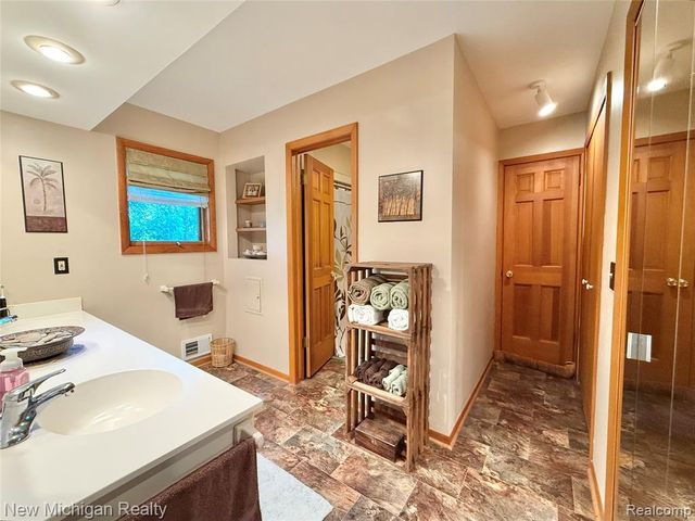 7156 River Road, Flushing, MI 48433