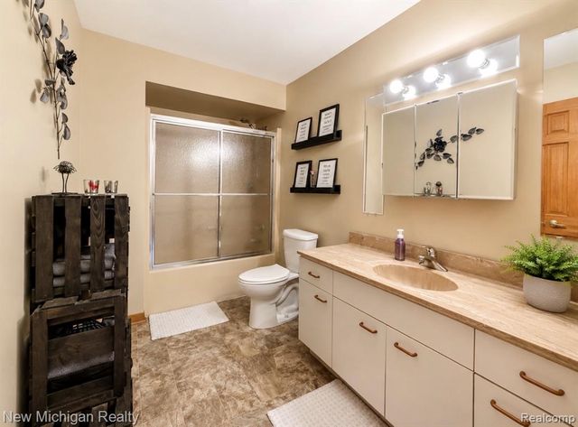 7156 River Road, Flushing, MI 48433