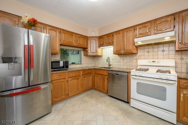 108 Eastwick Ct, Hillsborough Twp., NJ 08844