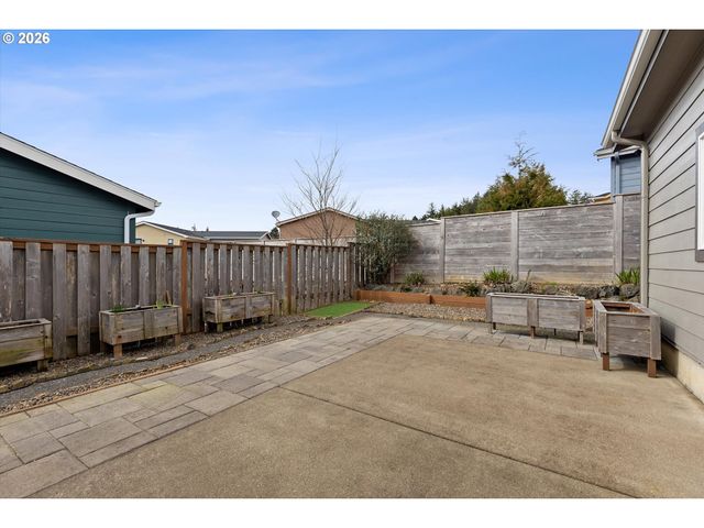 743 Se Winchell Dr, Depoe Bay, OR 97341