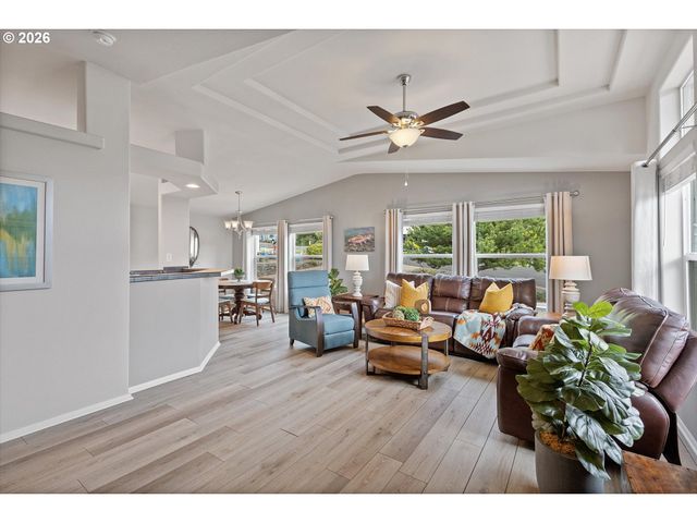 743 Se Winchell Dr, Depoe Bay, OR 97341