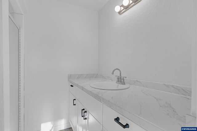 2010 E 1st Av, Albany, OR 97321