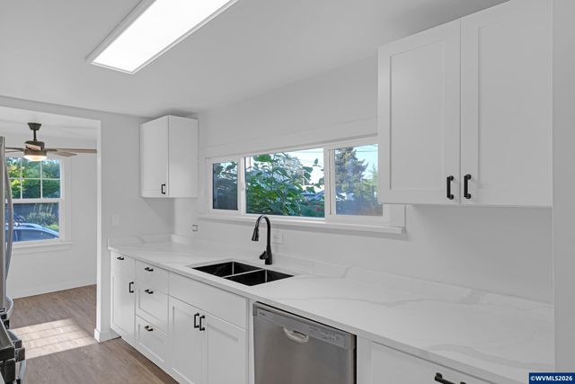 2010 E 1st Av, Albany, OR 97321