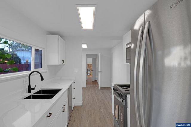 2010 E 1st Av, Albany, OR 97321