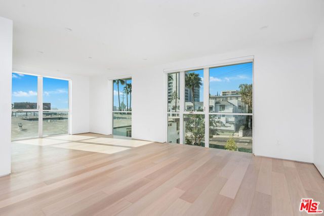1136 N La Cienega Boulevard 102, West Hollywood, CA 90069