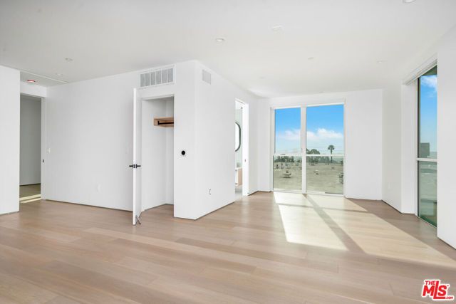 1136 N La Cienega Boulevard 102, West Hollywood, CA 90069