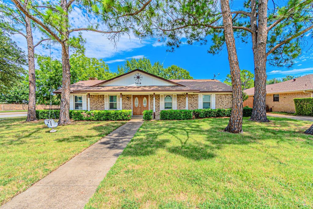 2618 Meadow Lake Drive, Grand Prairie, TX 75050