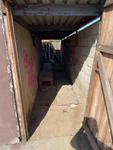 910 S Baker Street, Bakersfield, CA 93307