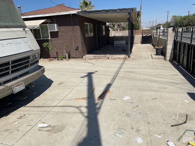 910 S Baker Street, Bakersfield, CA 93307