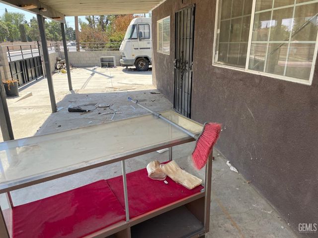 910 S Baker Street, Bakersfield, CA 93307