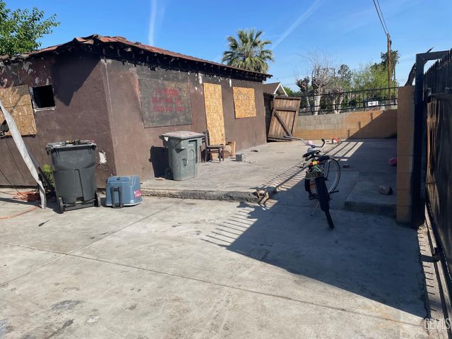 910 S Baker Street, Bakersfield, CA 93307