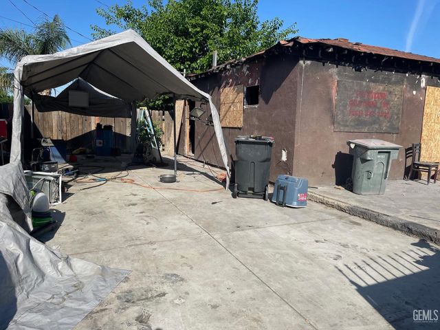 910 S Baker Street, Bakersfield, CA 93307