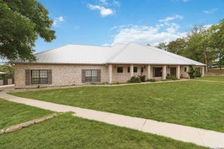 233 TWIN OAKS DR, La Vernia, TX 78121