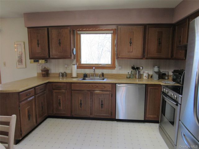 5 Hillside Road, Slate Hill, NY 10973