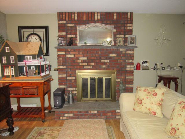 5 Hillside Road, Slate Hill, NY 10973